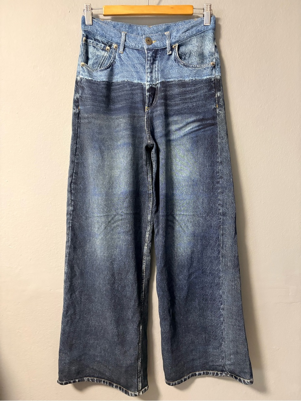 Elan Jade Sweatpant Jean in Denim Two Tone. Size X-Small - Picture 4 of 10